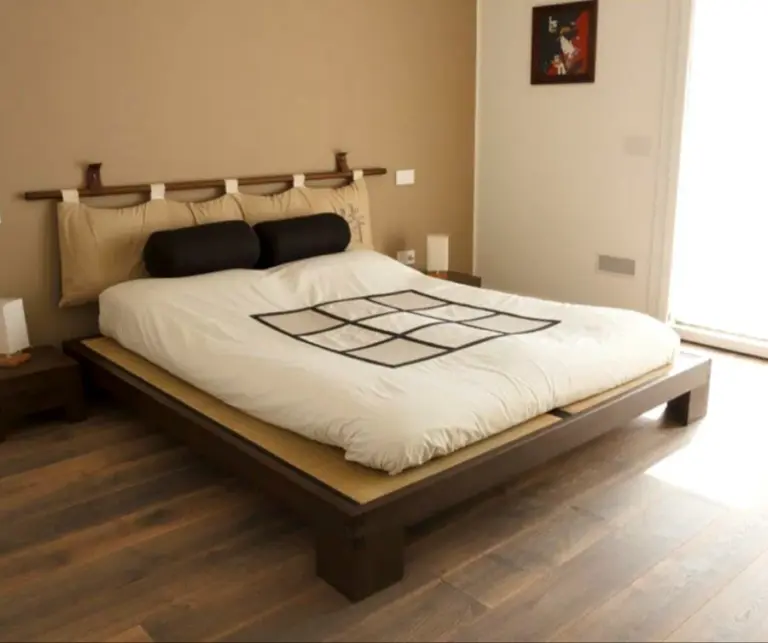 Struttura letto Ja Bed con tatami, colore wengè, ambientato in una stanza zen, evidenziando l'armonia e il design naturale.