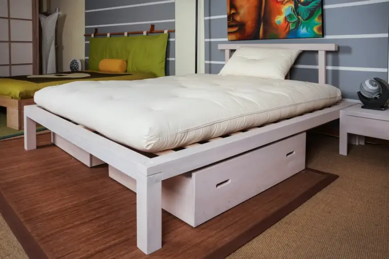 Dettaglio di un futon sopra il letto in legno Ki bed con cassettoni, posizione laterale