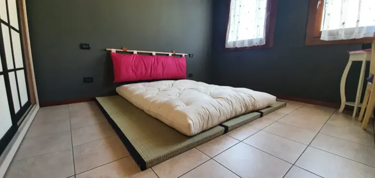 Kit Tatami + Futon naturale, vista angolare in una stanza